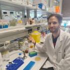 El investigador Víctor Arribas en el laboratorio.