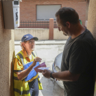 Esmeralda García entrega una carta a un vecino de la localidad vallisoletana de Alcazarén