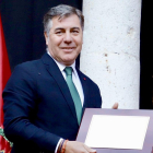 Gabriel Villamil muestra uno de los cuatro premios que recibió de la Diputación de Valladolid. ICAL
