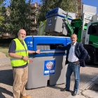 A la derecha, el concejal de Salud Pública y Seguridad Ciudadana, Alberto Cuadrado, junto con un operario del SML de Valladolid, presentan los contenedores