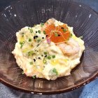 Ensaladilla rusa aliñada con gambas cocidas
