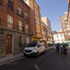 La Policía Municipal vigila la entrada del bloque okupado en el número 6 de la calle Asunción