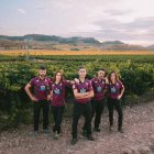 Camisetas de la tercera equipación del Real Valladolid, ante un viñedo.