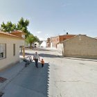 Vecinos de La Pedraja de Portillo en los alrededores del centro de salud. GGL SW