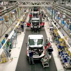 Operarios en la cadena de producción de la factoría de Iveco de Valladolid.  ICAL