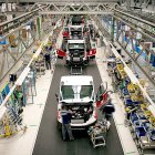 Operarios en la cadena de producción de la factoría de Iveco de Valladolid.  ICAL