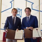 El presidente de la Diputación de Valladolid, Conrado Íscar, y el consejero de Medio Ambiente, Vivienda y Ordenación del Territorio, Juan Carlos Suárez-Quiñones, firman el Protocolo de Abastecimiento de Agua potable en la provincia de Valladolid.