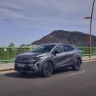 El nuevo modelo del Renault Symbioz circula por una carretera de Valencia