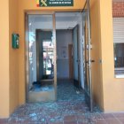 Imagen del estado en el que quedó la puerta de la entrada al cuartel de Laguna.