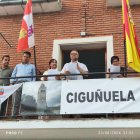 El matrimonio formado por María del Carmen Casado y Juan Miguel Castaño durante el pregón inaugural de las fiestas de Ciguñuela. Leonardo de la Fuente.