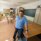 Ángel Vegas, alcalde de Lomoviejo, en la escuela que ha cerrado por falta de alumnos.