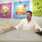 El arquitecto Alberto Martínez Peña muestra uno de sus diseños.