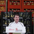 El presidente de la Junta de Castilla y León, Alfonso Fernández Mañueco, visita la planta de Europe Snacks de Medina del Campo.