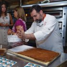El presidente de la Asociación de Confiteros de Valladolid, Rafael Mesonero, elabora el Postre de Nuestra Señora de San Lorenzo