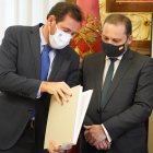 Óscar Puente y José Luis Ábalos, en una imagen de archivo durante una visita del entonces ministro de Transportes al Ayuntamiento de Valladolid