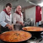 El presidente de la Junta, Alfonso Fernández Mañueco, y el alcalde de Valladolid, Jesús Julio Carnero, visitan la feria gastronómica.