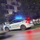 Patrulla de la Policía Municipal en la Plaza de San Miguel.