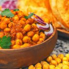 Garbanzos garam masala cremoso y picantillo.