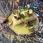 Merluza en salsa verde con berberechos.