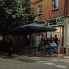 Imagen del operativo policial accediendo al bar para identificar a los implicados.
