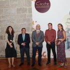 El viceconsejero de Política Agraria Comunitaria y Desarrollo Rural, Jorge Llorente(C), junto al director general del ITACyL, Rafael Sáez(I); y al director del concurso, David Delgado(D), dan a conocer el fallo del jurado de los Premios Cincho 2024 junto con Cristina León y Sara Olmedo.
