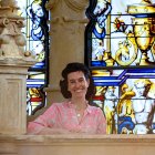 La profesora e investigadora especializada en el estudio de vidrieras, Pilar Alonso, en la catedral de Burgos