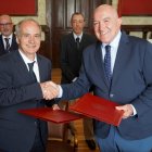 El alcalde de Valladolid, Jesús Julio Carnero, y el presidente de la Cámara Municipal de Guimarães, Domingos Bragança, firman un protocolo de colaboración entre ambas ciudades