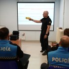 Curso de manejo de pistolas eléctricas en la Policía Municipal de Valladolid que finalizó en febrero tras formar a 80 agentes.