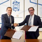 El presidente de la Diputación de Valladolid, Conrado Íscar, y el delegado territorial de la ONCE, Ismael Pérez, firman el convenio de colaboración para el desarrollo del programa 'Lucha contra la soledad no deseada en personas ciegas de la provincia'.