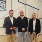 Roberto Migallón, diputado de Empleo, Desarrollo Económico y Reto Demográfico, junto con el presidente de la Asociación de Empresarios de Turismo Rural, Luis Chico, y el alcalde de Castronuño, José Ignacio Vázquez.
