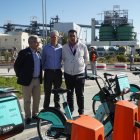 Eduardo Cabanillas, gerente de AUVASA, Bruno Arias, director de Michelin Valladolid, y Alberto Gutiérrez, concejal de Tráfico y Movilidad en la presentación de la estación BIKI en Michelin.