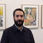 Julián Cruz junto a sus pinturas de ‘Wake in fright’, ‘Dead man’s shoes’ o ‘Arrebato’ en la Galería Javier Silva