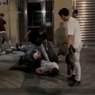 Un instante de la pelea a las puertas de una discoteca