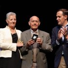 Adela Cabezas, presidenta de la Federación de Personas Mayores de la provincia de Valladolid, uno de los hombres condecorados y el presidente de la Diputación, Conrado Íscar.