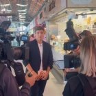 Xuso Jones en su visita al Mercado del Val