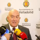 El alcalde de Valladolid, Jesús Julio Carnero, atiende a los medios de comunicación. ICAL