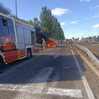 Imagen del vehículo incendiado en la VA-20 con Camino Cementerio