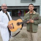 Daniel Ramos y Nacho Prada ante el hospital Río Hortega.