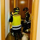 Bomberos de la Diputación de Valladolid durante la operación de rescate en la vivienda ubicada en Olmedo,