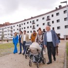 Alfonso Fernández Mañueco y Jesús Julio Carnero, junto a jóvenes que recibieron las llaves de las viviendas de Puente Colgante en Valladolid.