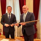 Carlos Velázquez, alcalde de Toledo, entrega el relevo de la presidencia a Jesús Julio Carnero, alcalde de Valladolid.