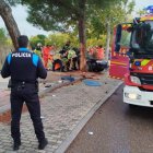 Tres heridos al chocar un turismo contra un árbol en Valladolid.