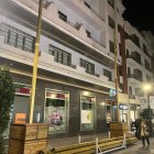 Montaje de la iluminación navideña en la Calle Santiago