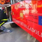 Un bombero de Diputación de Valladolid sentado al lado de un camión con la mirada cabizbaja.