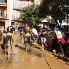 Bomberos del Ayuntamiento de Valladolid achican agua en Aldaia.