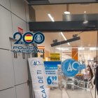 Puerta destrozada por el detenido a patadas