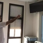 Un paciente usa la televisión de un hospital, en una imagen de archivo