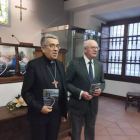 El arzobispo de Valladolid pide al Estado que siga el ejemplo de la "ola de solidaridad de la sociedad civil". En la foto, el arzobispo de Valladolid, Luis Javier Argüello y el ecónomo diocesano José María Conde.