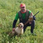 El campeón regional, David Alonso, con su setter Ira y una perdiz.