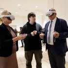El alcalde de Valladolid, Jesús Julio Carnero, y la consejera de Industria, Comercio y Empleo, Leticia García, con gafas de realidad virtual.